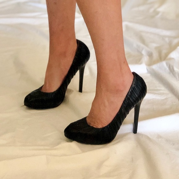 Alexander McQueen Black Leather Pumps - Picture 2 of 11